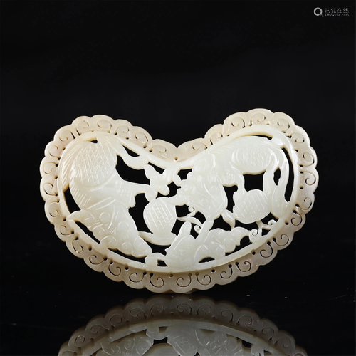 A CHINESE HOLLOW CARVED JADE PENDANT