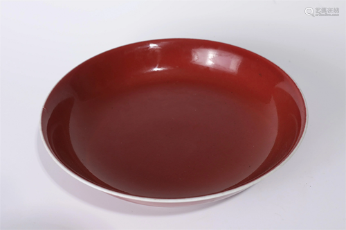 A CHINESE RED GLAZE PORCELAIN PLATE