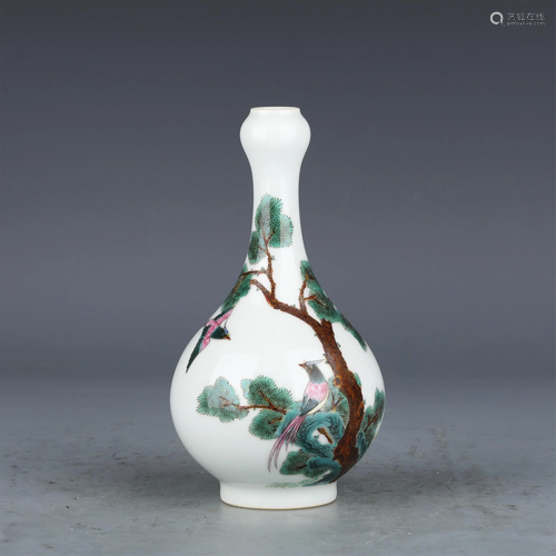 A CHINESE FAMILLE ROSE PORCELAIN GARLIC HEAD VASE