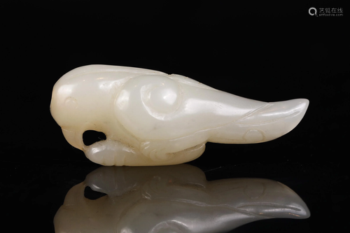 A CHINESE JADE CARVED PARROT DECORATION