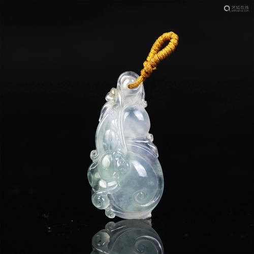 A CHINESE JADEITE CARVED DOUBLE-GOURDS PENDANT