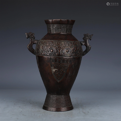 A CHINESE BRONZE VASE WITH DOUBLE HANDLES