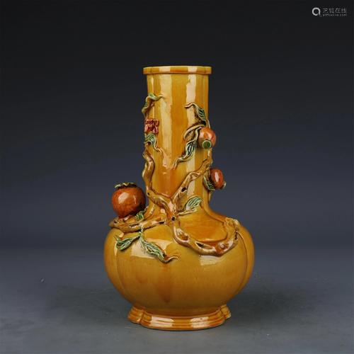 A CHINESE SAN-CAI GLAZE FLORAL PORCELAIN VASE