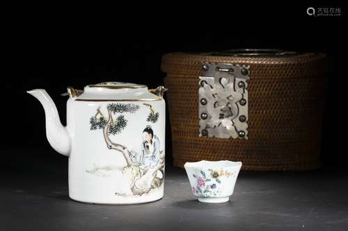 Chinese A Set Of Famille Rose Porcelain Pots And Cups