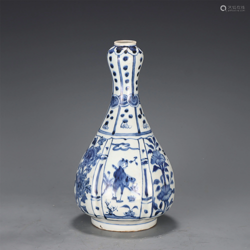 A CHINESE BLUE AND WHITE GARLIC HEAD VASE