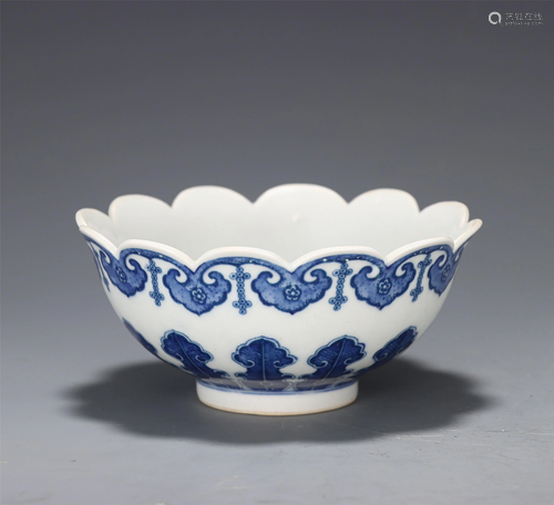 A CHINESE FLOWER SHAPED BLUE AND WHITE BOWL