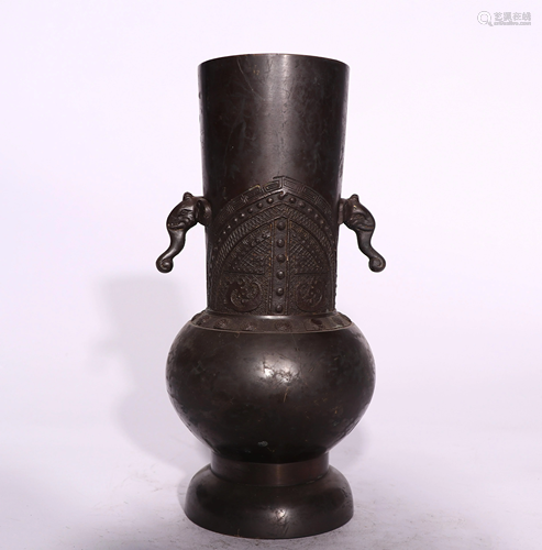 A CHINESE BRONZE VASE WITH DOUBLE HANDLES