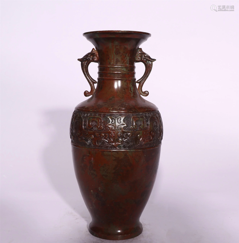 A CHINESE BRONZE VASE WITH DOUBLE HANDLES