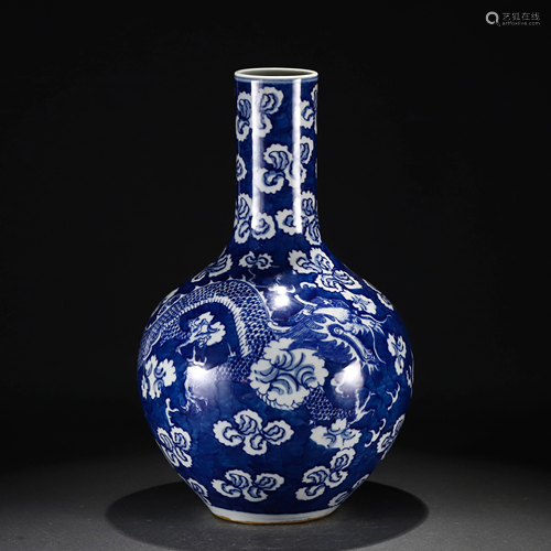 A CHINESE BLUE AND WHITE PORCELAIN GLOBULAR VASE