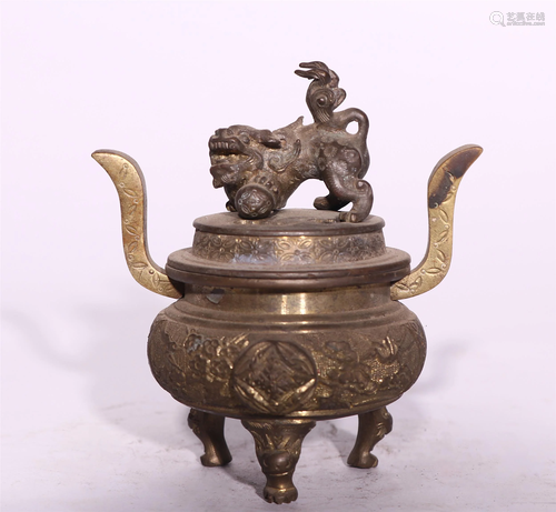 A CHINESE BRONZE TRIPOD CENSER WITH DOUBLE HANDLES