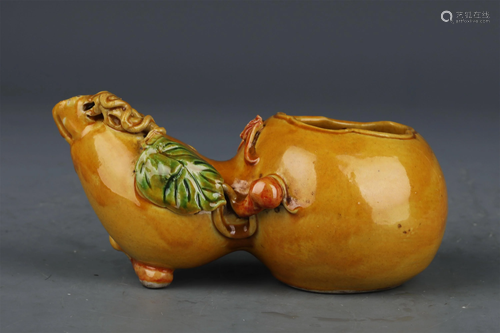 A CHINESE SANCAI GLAZE PORCELAIN DOUBLE GOURDS WATER