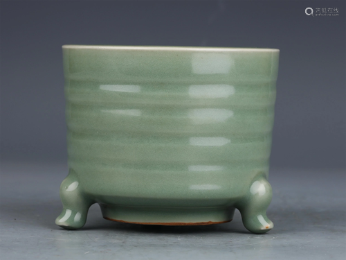 A CHINESE LONGQUAN TYPE GLAZED PORCELAIN TRIPOD BRUSH