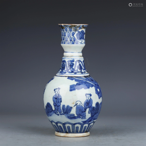 A CHINESE BLUE AND WHITE PORCELAIN VASE