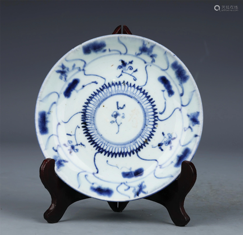 A CHINESE BLUE AND WHITE PORCELAIN DISH