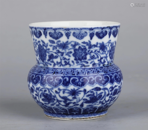 A CHINESE BLUE AND WHITE PORCELAIN VASE