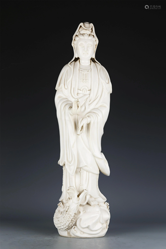 A CHINESE DEHUA PORCELAIN FIGURE OF GUANYIN B…