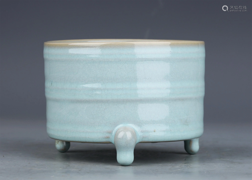 A CHINESE CELADON GLAZE PORCELAIN TRIPOD BRUSH WASHER