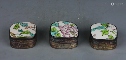 A SET OF CHINESE FAMILLE ROSE PORCELAIN FLORAL BOXES