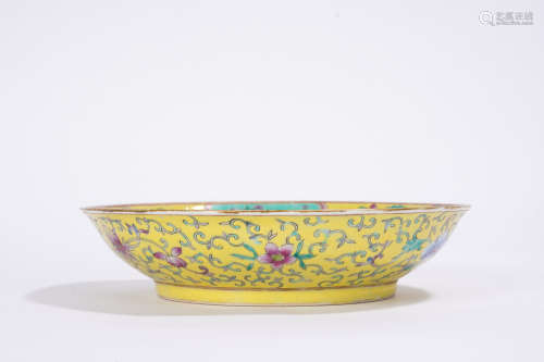 A yellow ground famille-rose dish