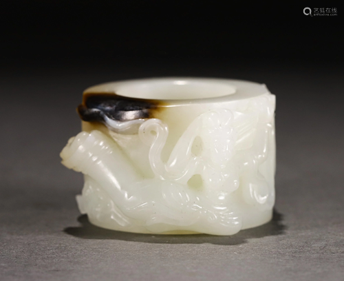 A CHINESE JADE CARVED FIGURAL THUMB RING