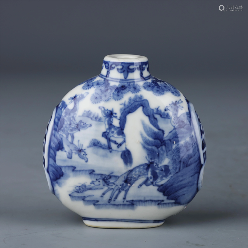 A CHINESE BLUE AND WHITE PORCELAIN SNUFF BOTTLE