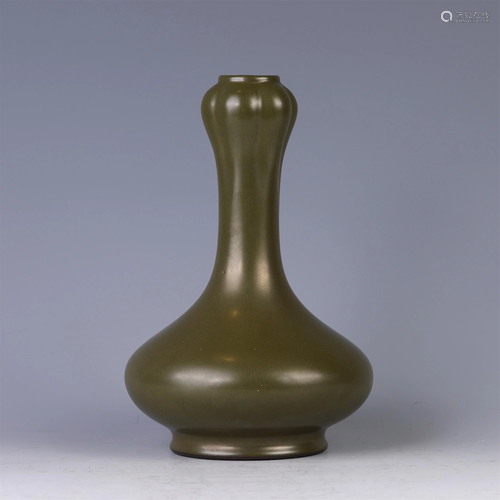 A CHINESE TEA-DUST GLAZED PORCELAIN VASE