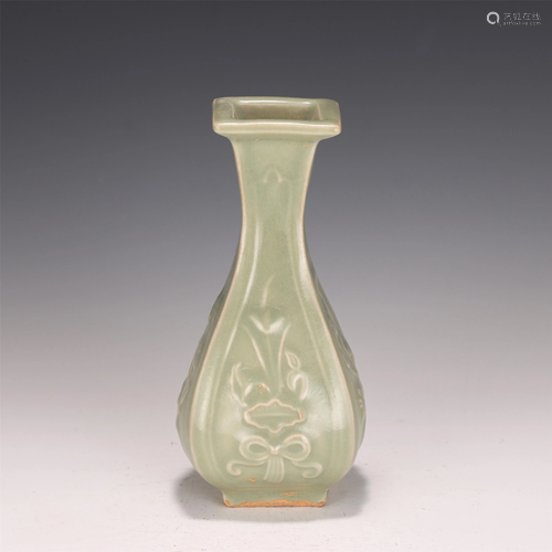 A CHINESE LONGQUAN TYPE INCISED FLORAL VASE