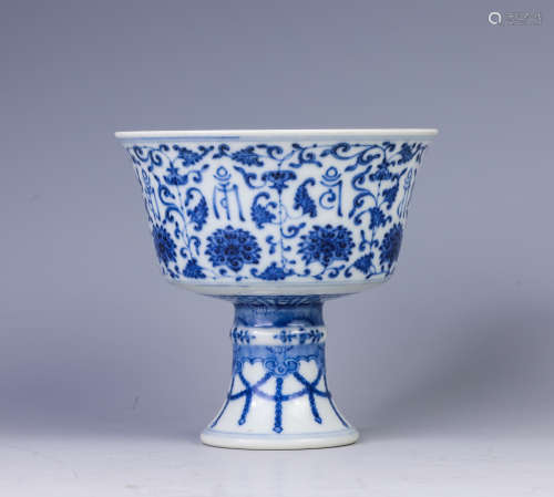 A blue and white 'lotus' stem cup