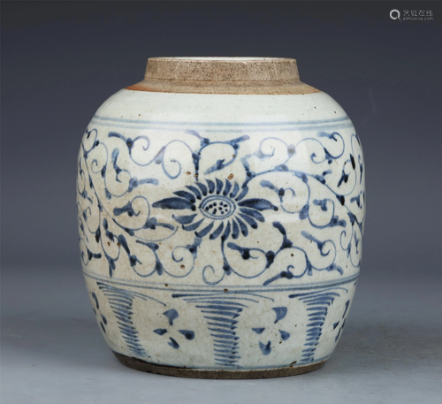 A CHINESE BLUE AND WHITE PORCELAIN FLORAL JAR