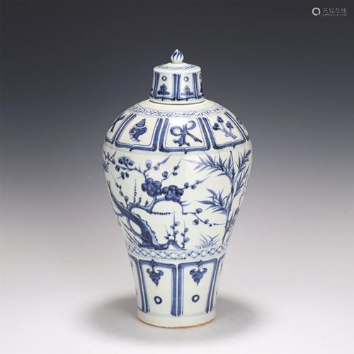 A CHINESE BLUE AND WHITE PORCELAIN VASE