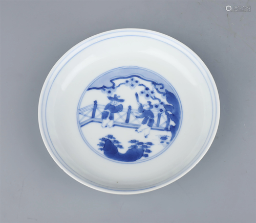 A CHINESE BLUE AND WHITE PORCELAIN DISH