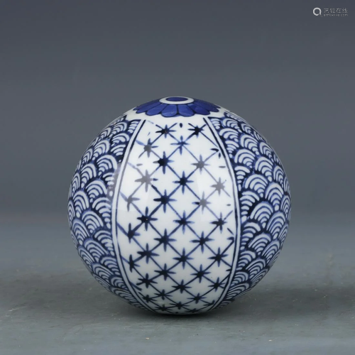 A BLUE AND WHITE PORCELAIN BALL SHAPED ORNAME…