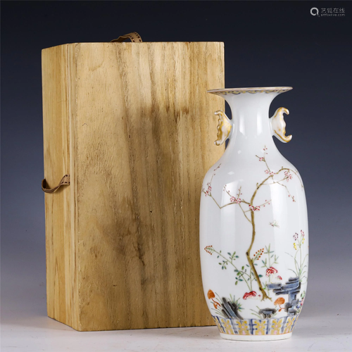 A CHINESE FAMILLE ROSE FLORAL VASE WITH DOUBLE HANDLES