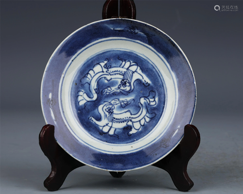 A CHINESE BLUE AND WHITE PORCELAIN TWO DRAGONS DISH