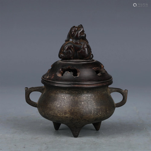 A CHINESE BRONZE DOUBLE HANDLE CENSER WITH COVER