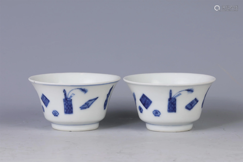 A PAIR OF CHINESE BLUE AND WHITE PORCELAIN TEACUPS