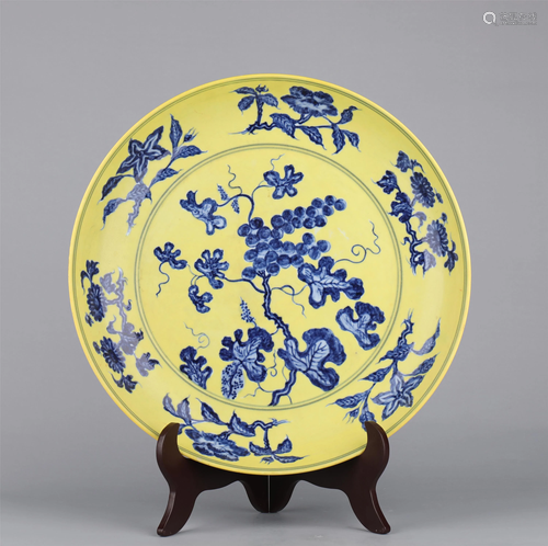 A CHINESE YELLOW GLAZED BLUE AND WHITE PORCELAIN DISH