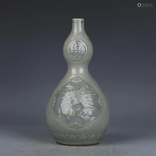 A CELADON GLAZE PORCELAIN DOUBLE GOURDS VASE