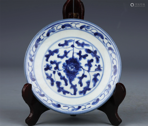 A CHINESE BLUE AND WHITE PORCELAIN FLORAL DISH