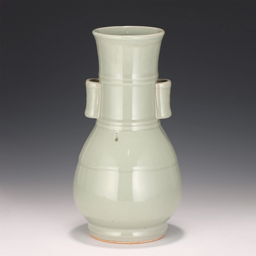 A CHINESE LONGQUAN TYPE GLAZE PORCELAIN ARROW VASE