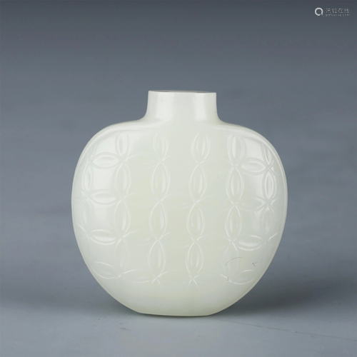 A CHINESE JADE SNUFF BOTTLE