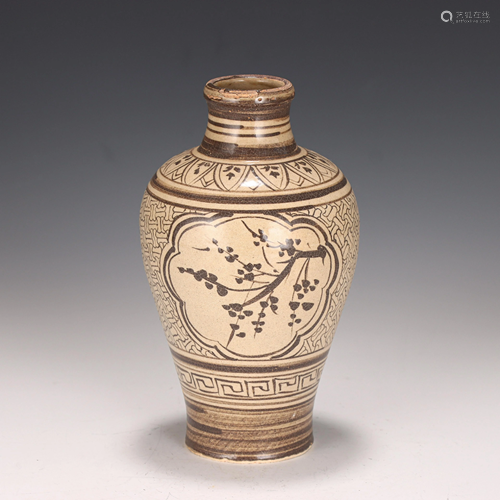 A CHINESE JIZHOU TYPE FLORAL PORCELAIN VASE