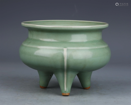 A CHINESE LONGQUAN TYPE GLAZED PORCELAIN TRIPOD CENSER