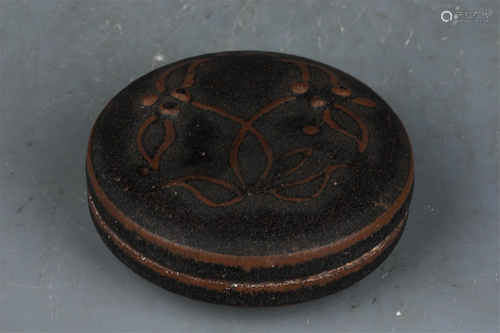 A CHINESE BLACK GLAZED PORCELAIN SEAL BOX