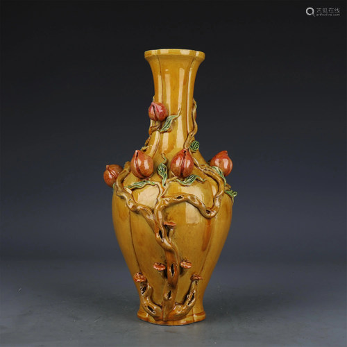 A CHINESE SANCAI GLAZE PORCELAIN NINE PEACHES VASE