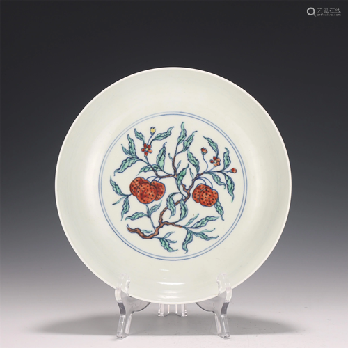 A CHINESE DOUCAI FLOWER AND FRUIT PORCELAIN PLATE