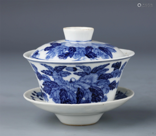 A CHINESE BLUE AND WHITE PORCELAIN FLORAL LIDDED BOWL