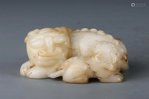 A CHINESE JADE FOO-DOG MOTHER AND SON ORNAMENTS