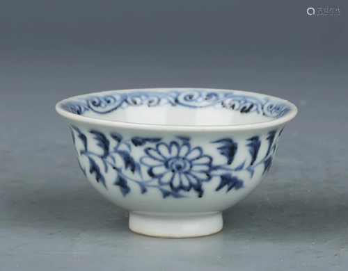 A CHINESE BLUE AND WHITE PORCELAIN TEACUP