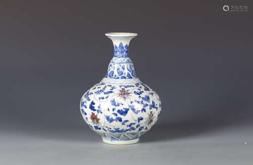 A CHINESE BLUE AND WHITE GOLBULAR PORCELAIN VASE